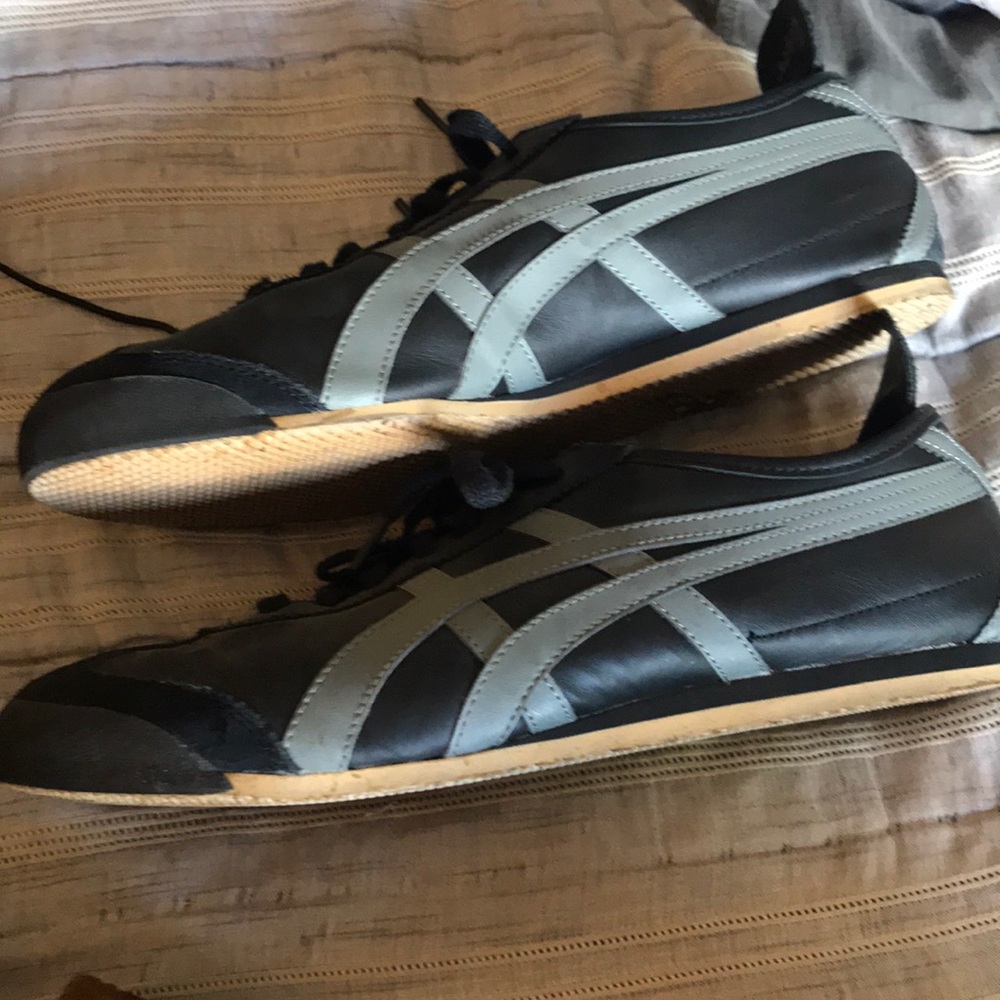 Men’s onitsuka black shoes.